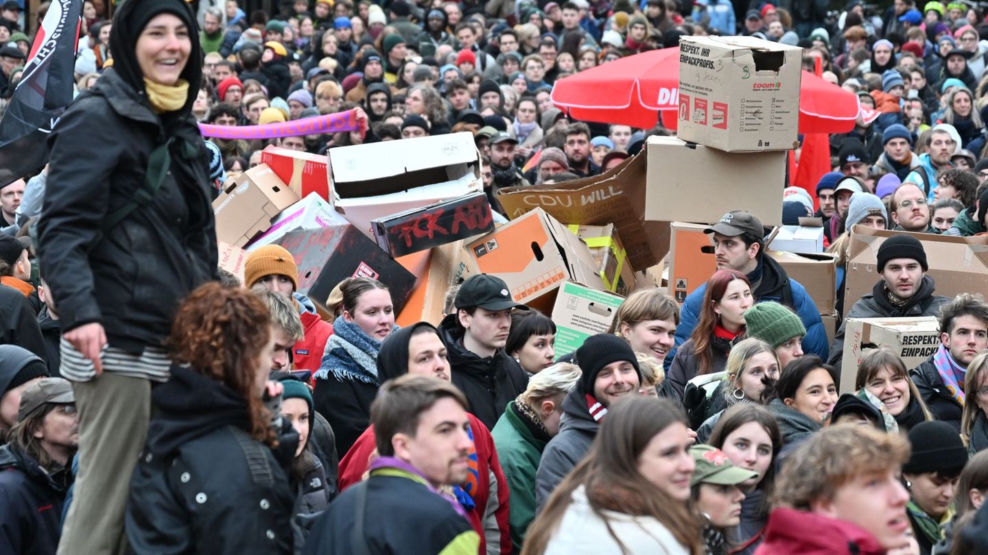 Mehrere Tausend Menschen haben in Leipzig gegen die Unionspläne zur Migration demonstriert. Foto: Hendrik Schmidt/dpa