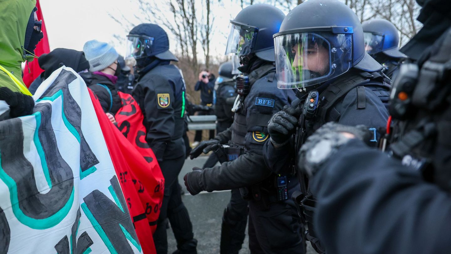 Der AfD-Bundesparteitag in Riesa wurde von großen Protesten begleitet (Archivbild). Foto: Jan Woitas/dpa