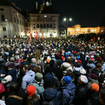 Des dizaines de milliers d'Autrichiens manifestent contre le FPÖ aux portes du pouvoir