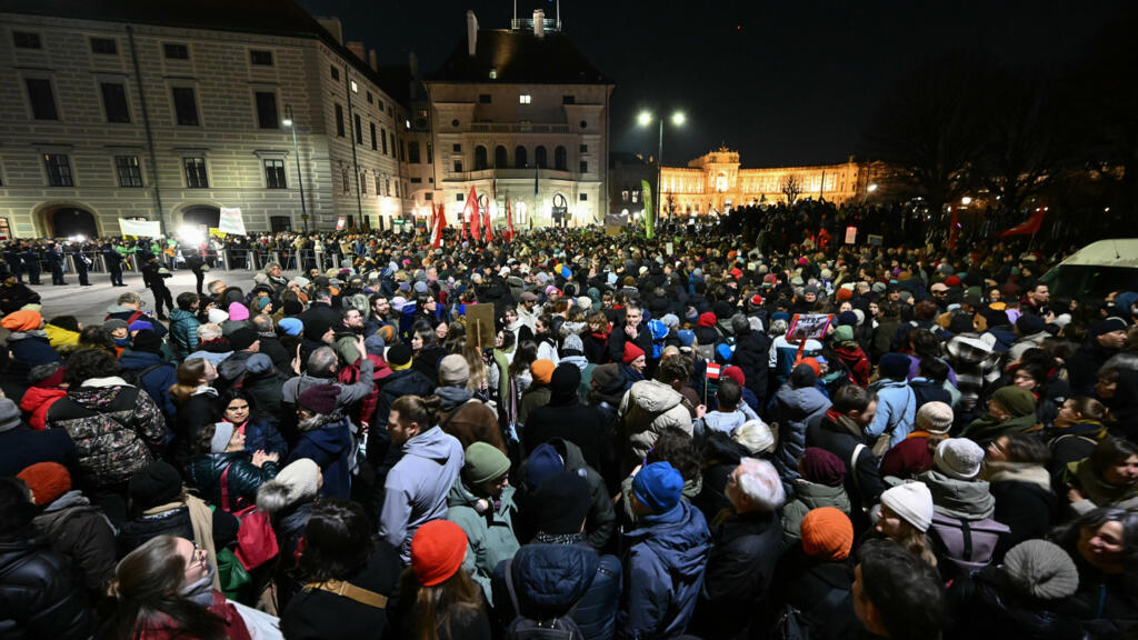 Des dizaines de milliers d'Autrichiens manifestent contre le FPÖ aux portes du pouvoir