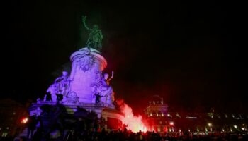 Des opposants à Jean-Marie Le Pen se rassemblent à travers la France pour célébrer son décès : « Ce sale raciste est mort »