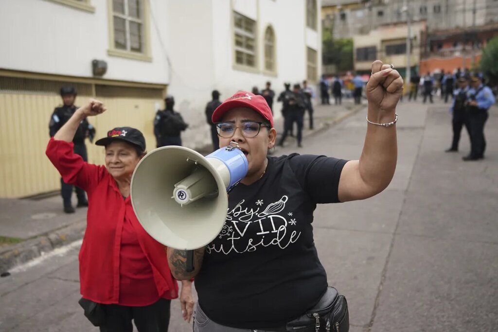 Detienen en Honduras al general que lideró el golpe de Estado contra Manuel Zelaya por el asesinato de un joven en las protestas de 2009