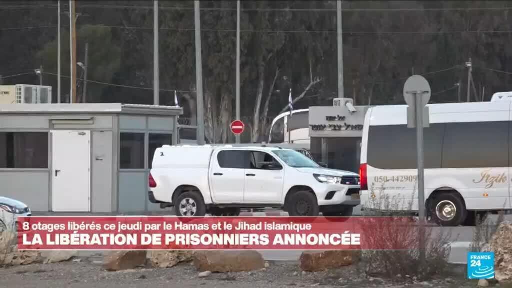 Deux bus de détenus palestiniens libérés quittent la prison israélienne d'Ofer