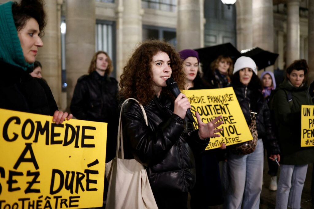 Devant la Comédie-Française, les militantes de #metoothéâtre défient l’institution