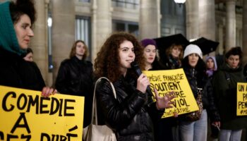 Devant la Comédie-Française, les militantes de #metoothéâtre défient l’institution