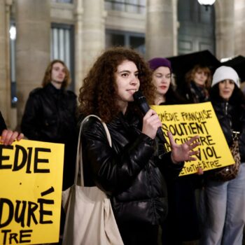 Devant la Comédie-Française, les militantes de #metoothéâtre défient l’institution