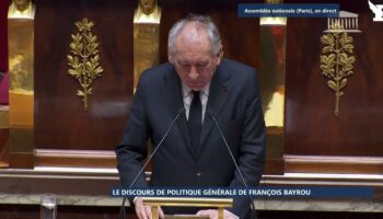 Discours de politique générale: Bayrou épingle le bilan économique de Hollande présent à l’Assemblée