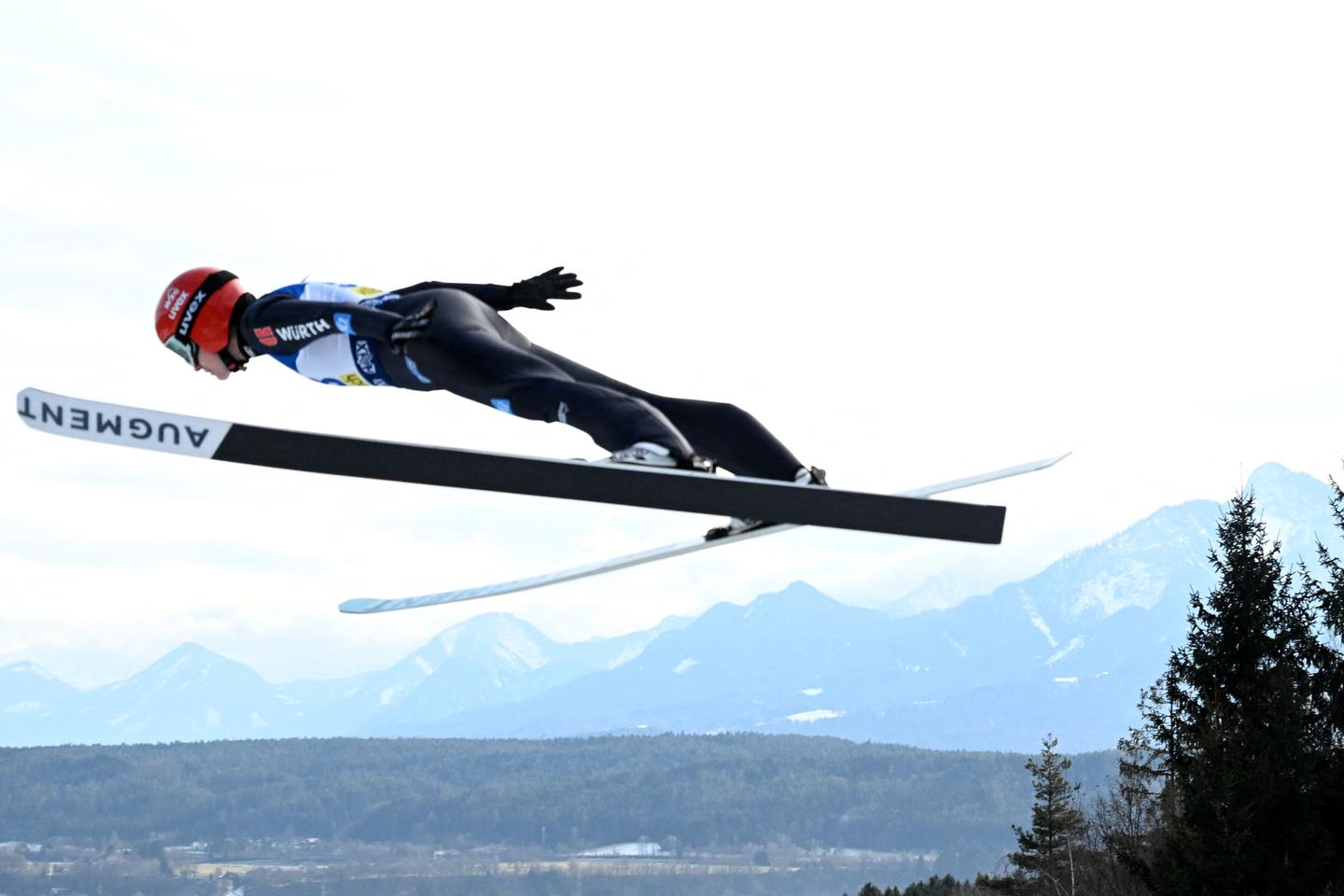 Du gel douche pour elle, un chèque pour lui : polémique sur les primes en marge d’un concours de saut à ski