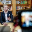 Alice Weidel (AfD) sitzt für ihren Live-Talk mit dem US-Milliardär Elon Musk auf der Plattform X in ihrem Büro