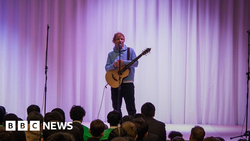 Ed Sheeran stuns pupils with surprise appearance