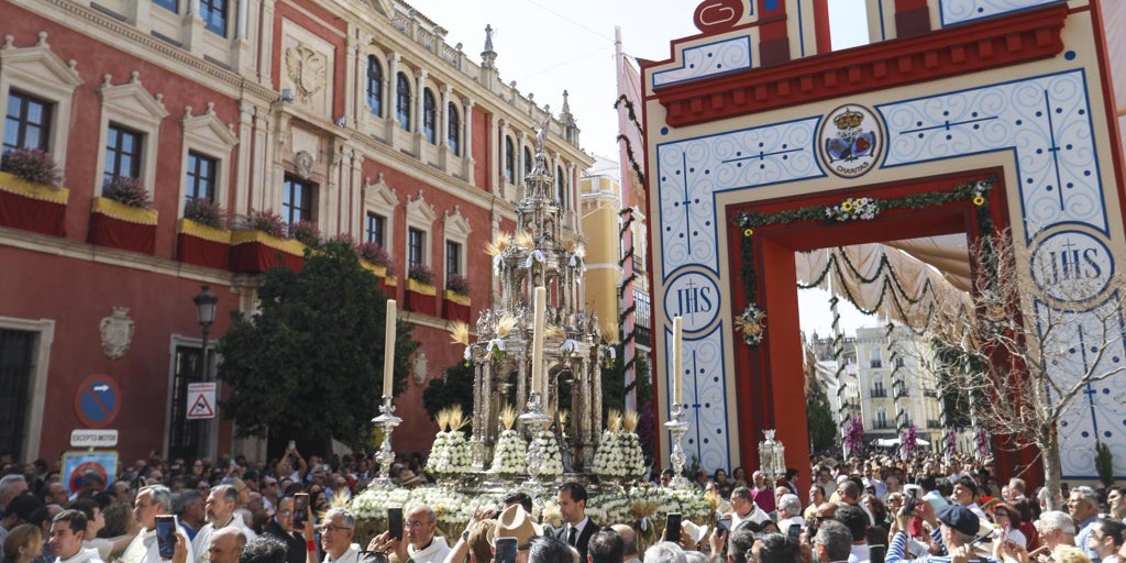 Eduardo Bejarano: «La parihuela de la Custodia será similar a la de la Virgen de los Reyes»