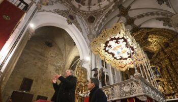 El Huerto culmina el palio de la Virgen de la Candelaria de Córdoba con el bordado del interior de las bambalinas