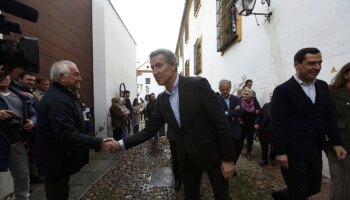 El PP "no se deja presionar" y celebra que Sánchez o Puigdemont "saldrán heridos del choque de cornamentas"