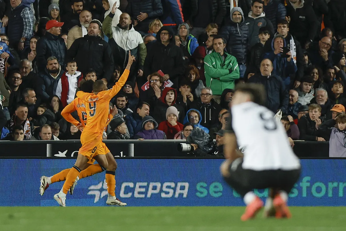 El Real Madrid resucita tras la expulsión de Vinicius a costa de un Valencia al que no le basta con ser  valiente