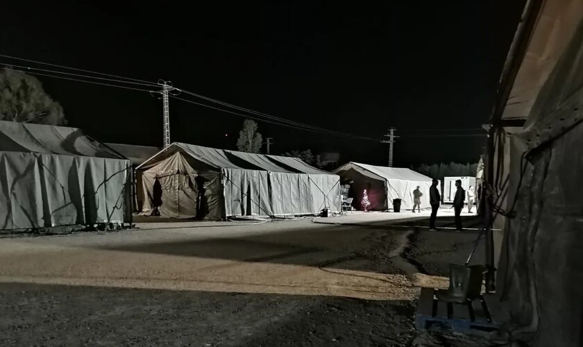 El enfado de los militares que siguen en tiendas de campaña 75 días después de la dana: "Dormir en una cama de lona trabajando 12 horas al día... es una vergüenza"