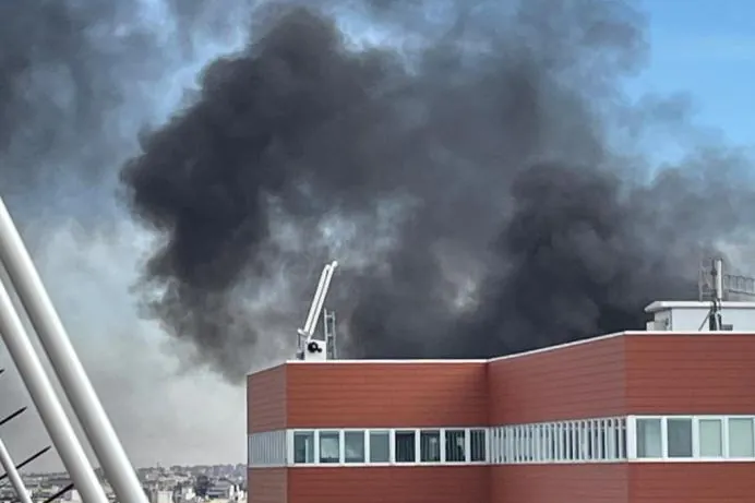 El fuego en un cuarto de calderas, origen de un aparatoso incendio en el centro de Madrid