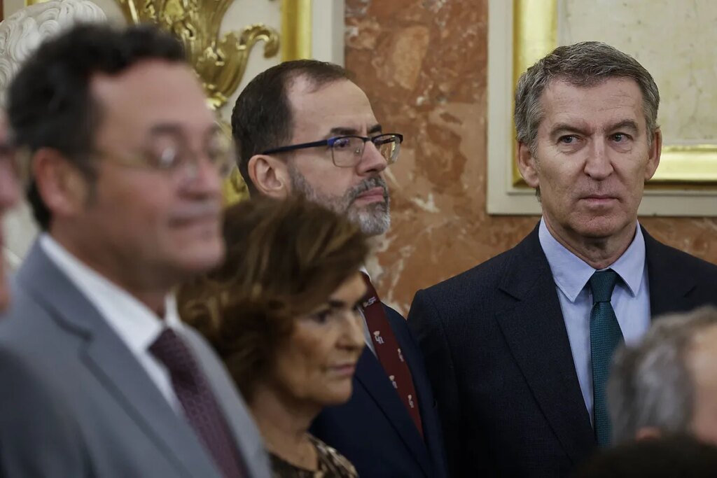 El pacto de los barones del PP sacude al PSOE contra "el mudito" Feijóo