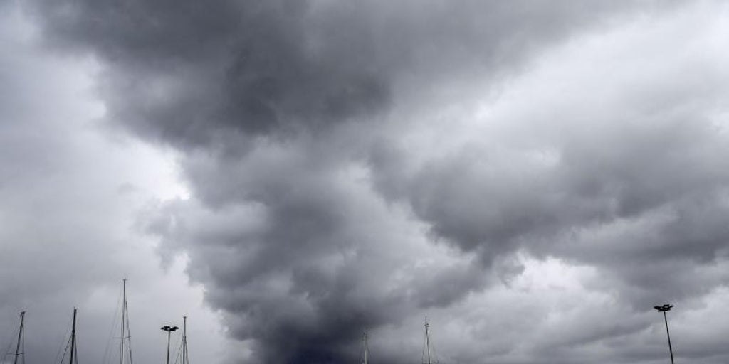 El temporal cierra el tráfico del Puerto de Valencia y deja coches atrapados por la nieve en Alicante