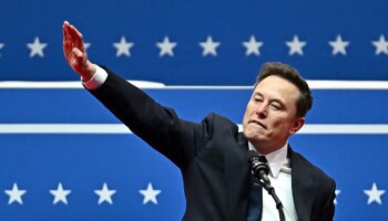 Elon Musk hace en dos ocasiones el saludo nazi ante los seguidores de Donald Trump