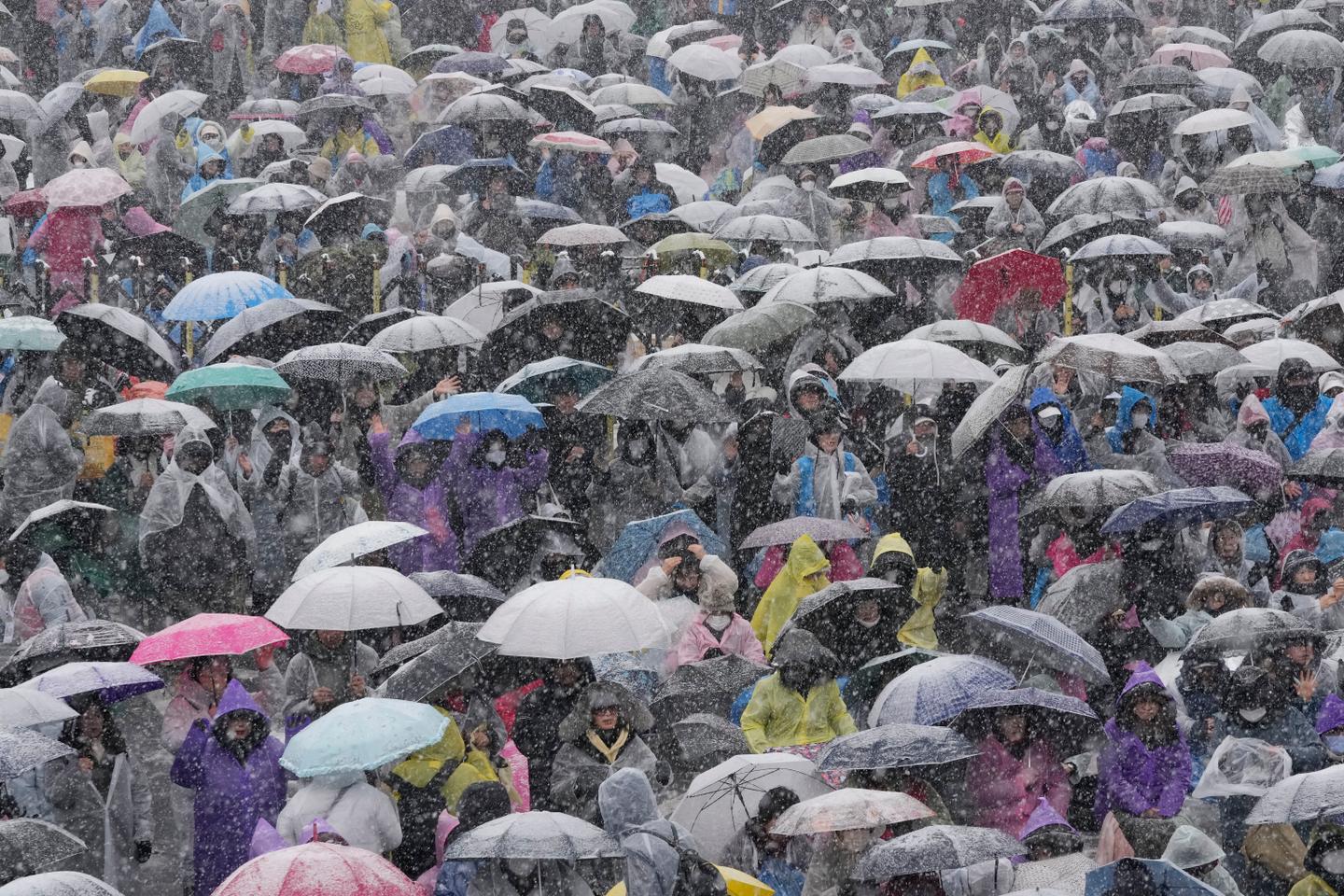 En Corée du Sud, manifestations sous la neige à la veille de l’expiration du mandat d’arrêt contre le président Yoon Suk Yeol