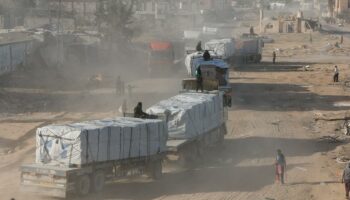 En direct, cessez-le-feu dans la bande de Gaza : 915 camions d’aide humanitaire sont entrés lundi dans l’enclave, selon l’ONU