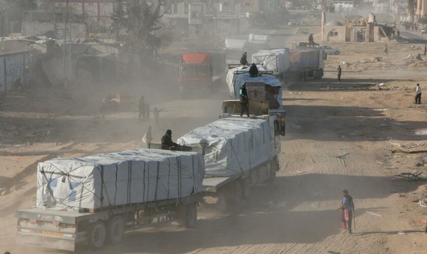 En direct, cessez-le-feu dans la bande de Gaza : 915 camions d’aide humanitaire sont entrés lundi dans l’enclave, selon l’ONU