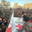 En direct, cessez-le-feu dans la bande de Gaza : les trois premières otages israéliennes libérées ont été prises en charge par la Croix-Rouge