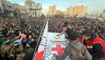 En direct, cessez-le-feu dans la bande de Gaza : les trois premières otages israéliennes libérées ont été prises en charge par la Croix-Rouge