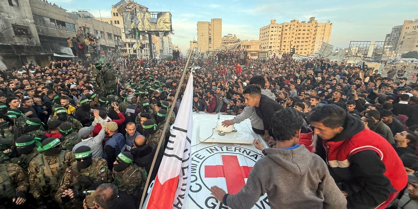 En direct, cessez-le-feu dans la bande de Gaza : les trois premières otages israéliennes libérées ont été prises en charge par la Croix-Rouge