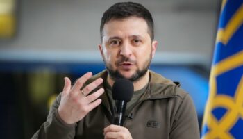 En direct, guerre en Ukraine : Zelensky signe un décret pour « bloquer les propagandistes qui travaillent pour la Russie »