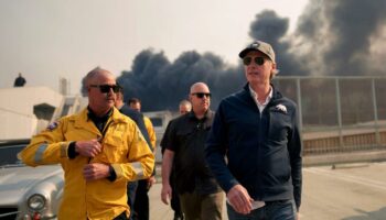 En direct, incendies à Los Angeles : le gouverneur de Californie déplore les attaques de Donald Trump alors que des habitants sont « littéralement en train de fuir »