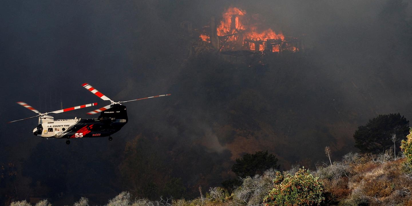 En direct, incendies à Los Angeles : les pompiers luttent toujours contre les flammes, dans la crainte d’un retour de vents forts