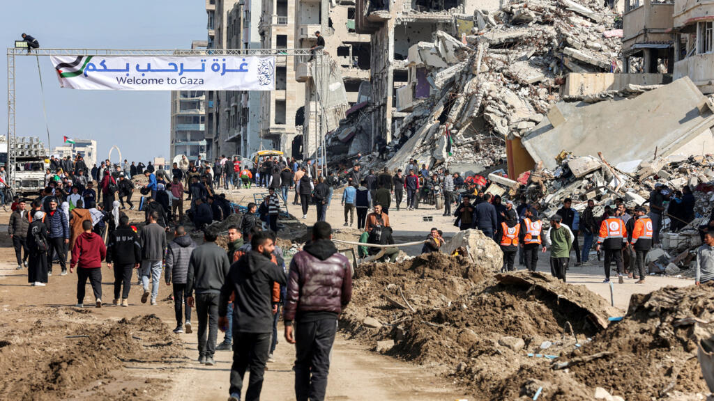 En direct : les Palestiniens déplacés commencent à retourner dans le nord de Gaza, selon le Hamas