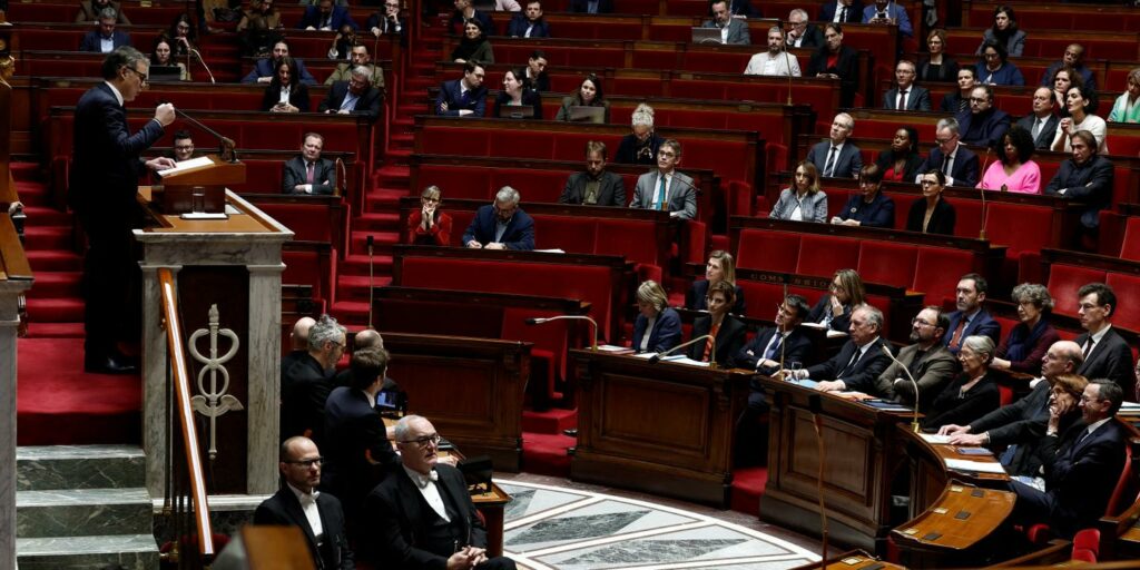 En direct, motion de censure contre le gouvernement Bayrou : les députés socialistes ne la voteront pas, Jean-Luc Mélenchon estime que le PS « fracture » le NFP