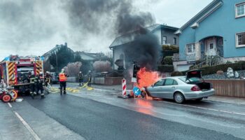 En pleine journée: Une voiture en feu mobilise les pompiers à Pétange