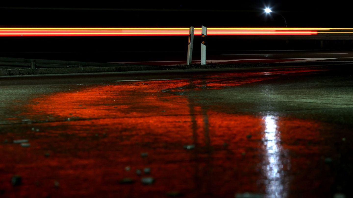 Glatte Straßen: Besonders in Norddeutschland ist am frühen Dienstagmorgen Vorsicht geboten. (Symbolbild) Foto: Karl-Josef Hilden