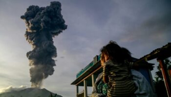 Éruption d'un volcan en Indonésie: Des milliers d'évacuations en cours