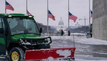 États-Unis : une tempête de neige fait au moins sept morts, 350 000 foyers sans électricité, des milliers de vols annulés ou retardés