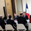 Face au nouveau gouvernement, Emmanuel Macron prodigue ses conseils, François Bayrou temporise