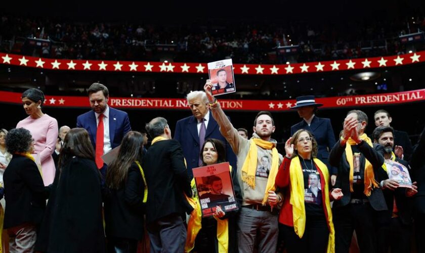 Familiares de rehenes de Hamás suben al escenario con Donald Trump ante una multitud entregada