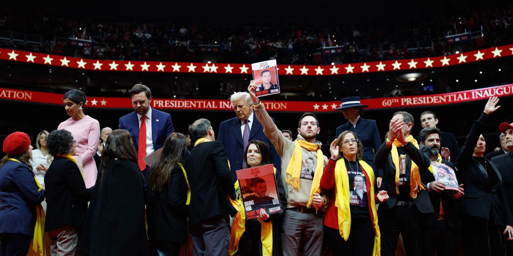 Familiares de rehenes de Hamás suben al escenario con Donald Trump ante una multitud entregada