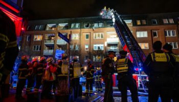 Bei dem Brand wurden mehrere Menschen verletzt - teils schwer. Foto: Jonas Walzberg/dpa