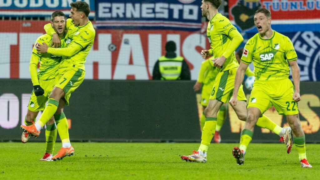 Hoffenheims Andrej Kramaric (l) wird nach seinem Tor zum 2:0 in Kiel gefeiert. Foto: Axel Heimken/dpa