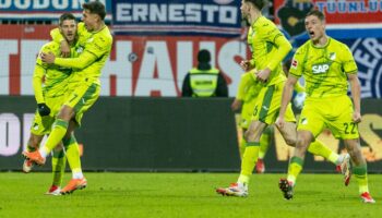 Hoffenheims Andrej Kramaric (l) wird nach seinem Tor zum 2:0 in Kiel gefeiert. Foto: Axel Heimken/dpa