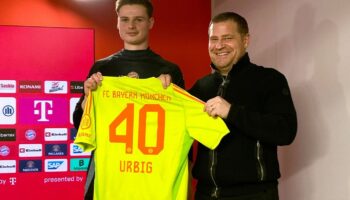 Jonas Urbig (l) präsentiert das Bayern-Trikot mit der Nummer 40 bei seiner Vorstellung mit Sportvorstand Max Eberl. Foto: Klaus