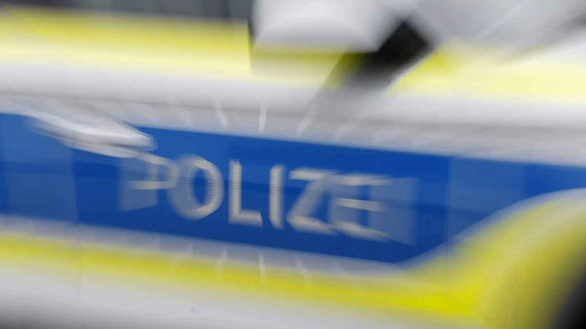 Gas und Bremse verwechselt: 91-Jähriger landet mit Auto im Aufzug