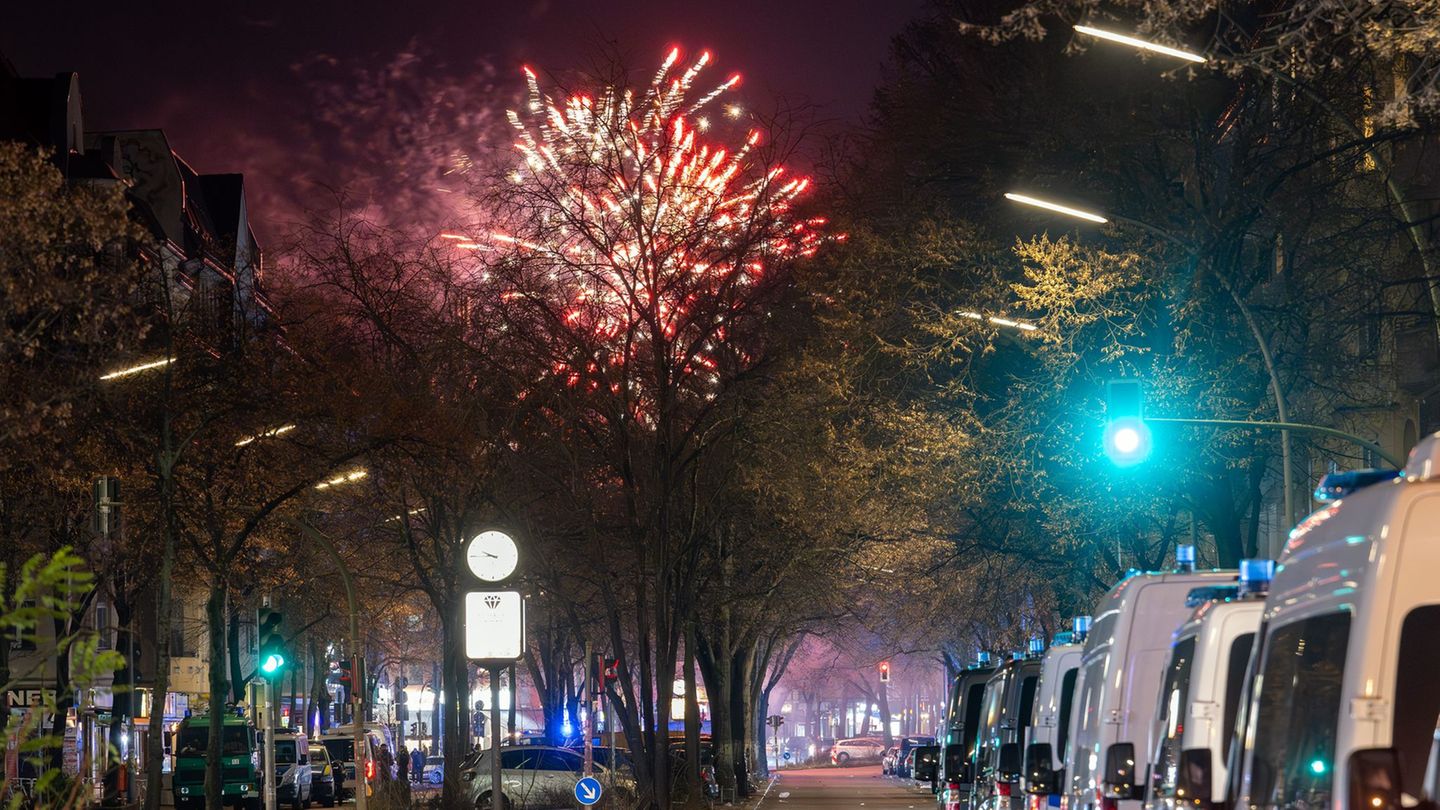 Die Polizei ermittelt nach einem Beitrag eines Influencers in der Silvesternacht. Foto: Soeren Stache/dpa