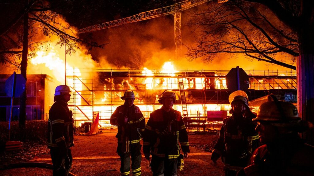 Menschen wurden nach ersten Erkenntnissen nicht verletzt. Foto: Daniel Bockwoldt/dpa