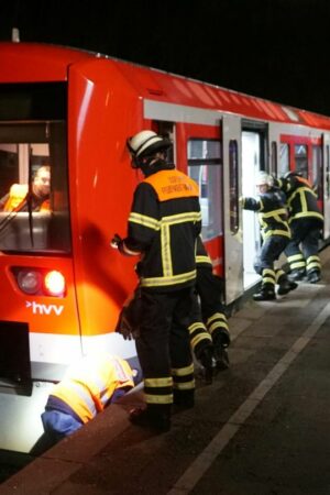 Feuerwehr Hamburg schiebt S-Bahn