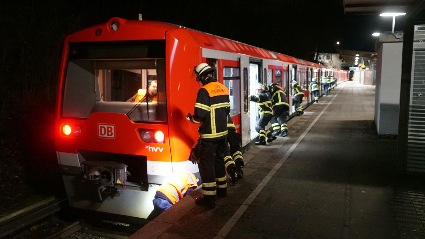 Feuerwehr Hamburg schiebt S-Bahn